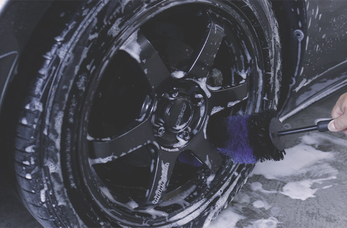 手作業で洗車するプロ